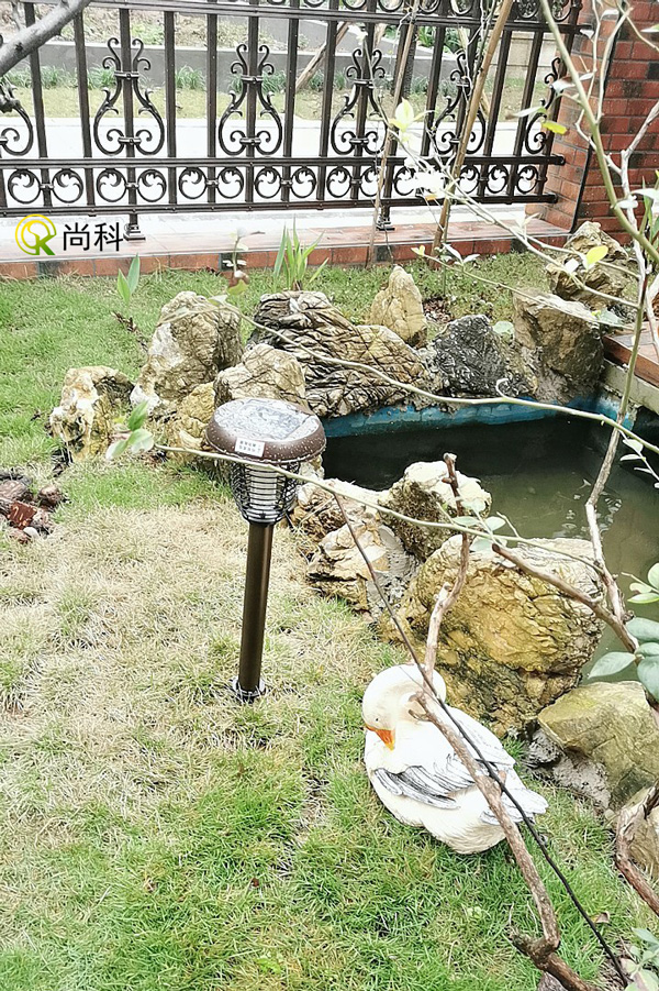 院子里装的太阳能灭蚊灯