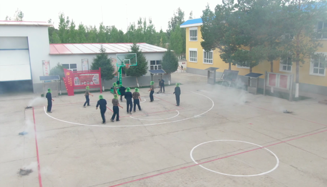 驻守蚊虫王国的军营使用太阳能灭蚊灯