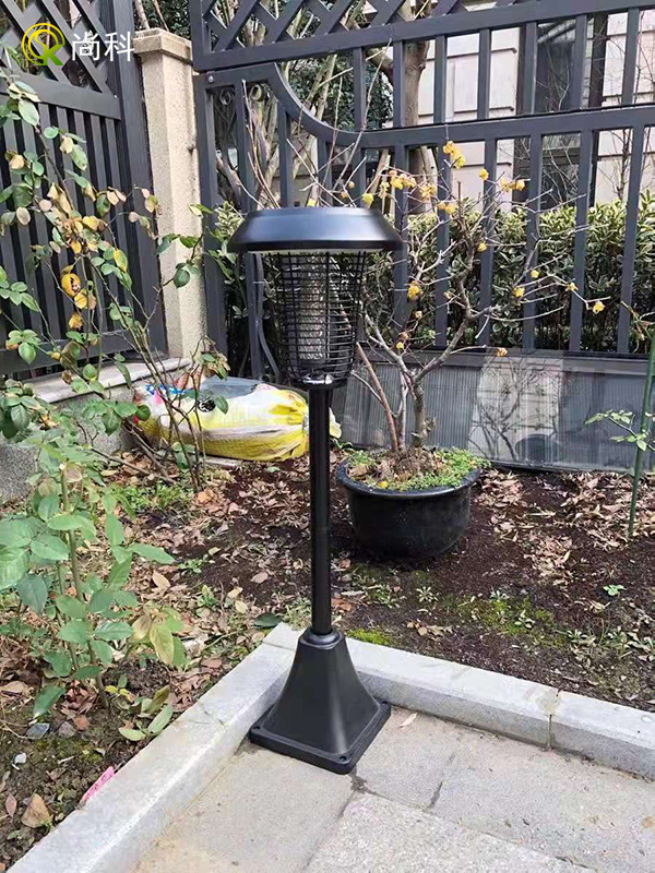 别墅庭院太阳能灭蚊灯效果