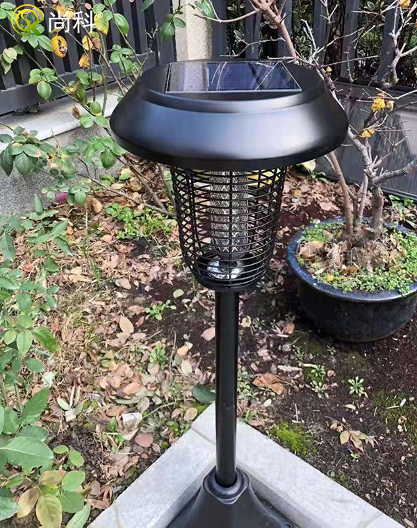别墅庭院太阳能灭蚊灯效果